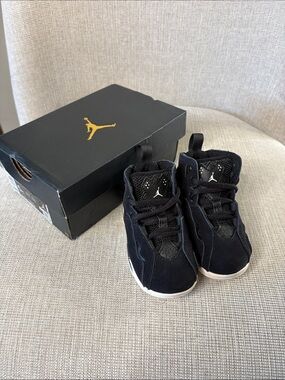 Jordan Toddler True Flight high top sneakers in Black and White. 5C